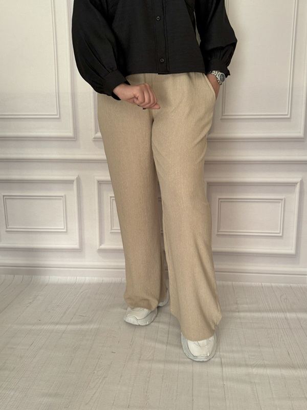 شلوار زنانه بگ پارچه ابریشمی رنگ کرم، نمای جلو در تن مانکن