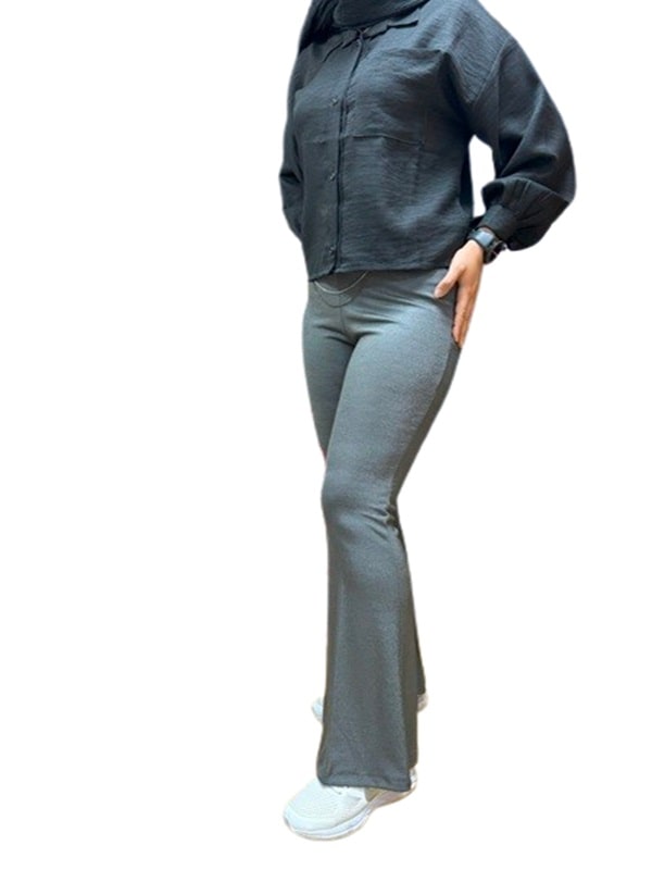 نمای بغل شلوار کرپ شایندار مازراتی طوسی در تن مانکن با فرم شیک و دوخت حرفهای