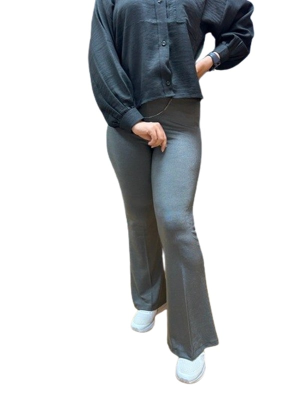 نمای جلوی شلوار کرپ شایندار مازراتی طوسی در تن مانکن با طراحی دمپا و قد استاندارد