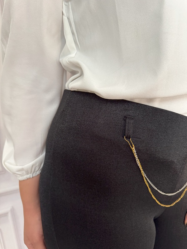 نمای بغل کمر کشی ساده شلوار کرپ شایندار مازراتی مشکی در تن مانکن