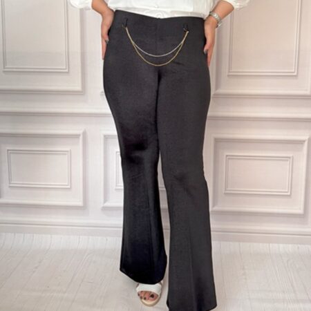 نمای جلوی شلوار کرپ شاین‌دار مازراتی مشکی در تن مانکن با طراحی دمپا و قد استاندارد