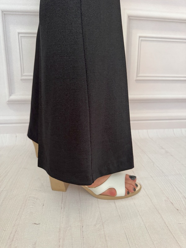 نمای پایین دمپای شلوار کرپ شایندار مازراتی مشکی از بغل در تن مانکن