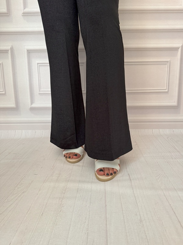 نمای پایین دمپای شلوار کرپ شایندار مازراتی مشکی از جلو در تن مانکن