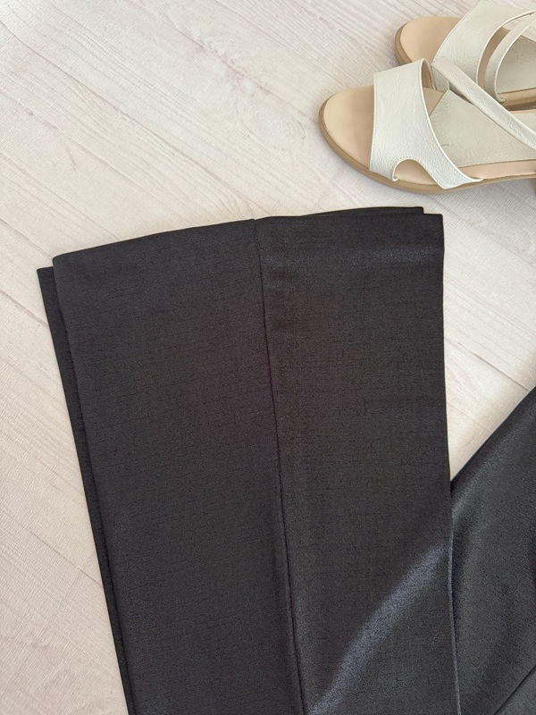 نمای دمپای شلوار کرپ شایندار مازراتی مشکی روی زمین