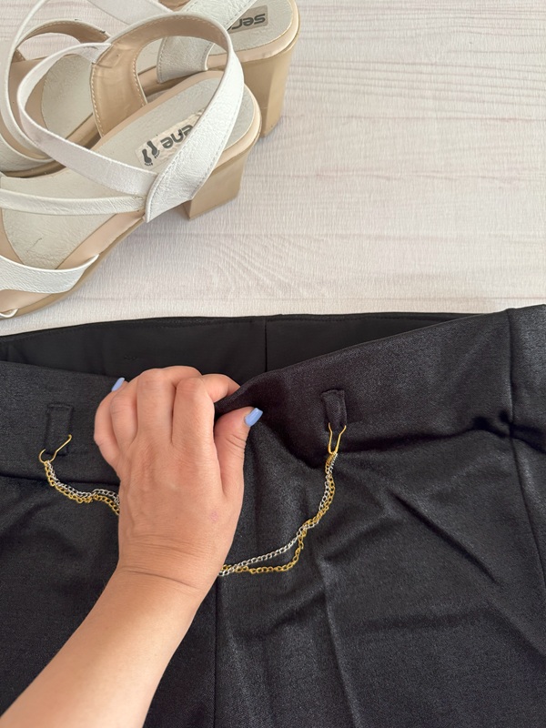 نمای زنجیر تزئینی روی کمر کشی ساده شلوار کرپ شایندار مازراتی مشکی روی زمین