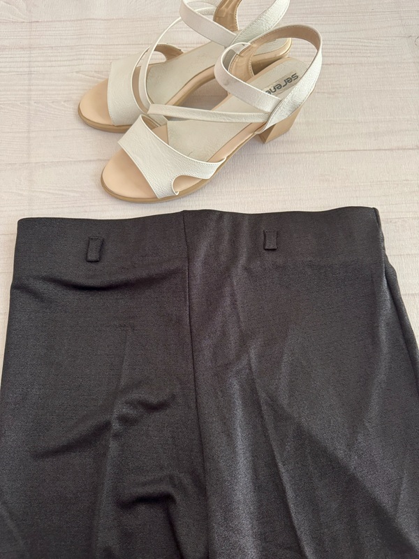 نمای پشت کمر کشی شلوار کرپ شایندار مازراتی مشکی روی زمین