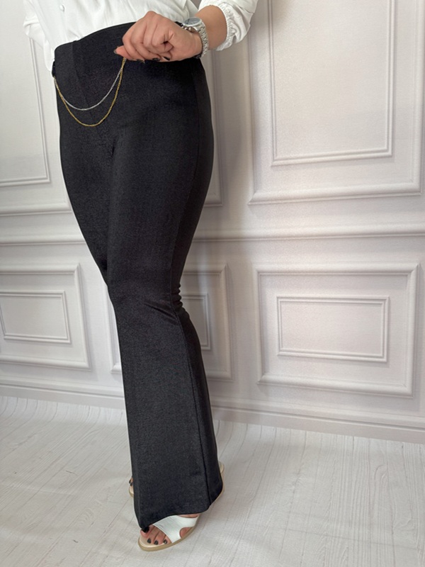 نمای چسبان بغل شلوار کرپ شایندار مازراتی مشکی در تن مانکن با فرم اندامی