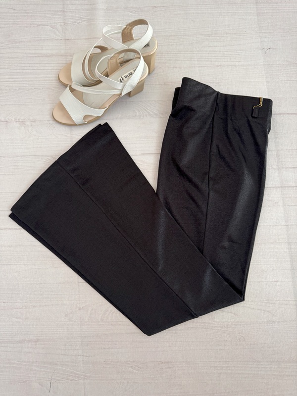 نمای کامل شلوار کرپ شایندار مازراتی مشکی روی زمین با طراحی دمپا