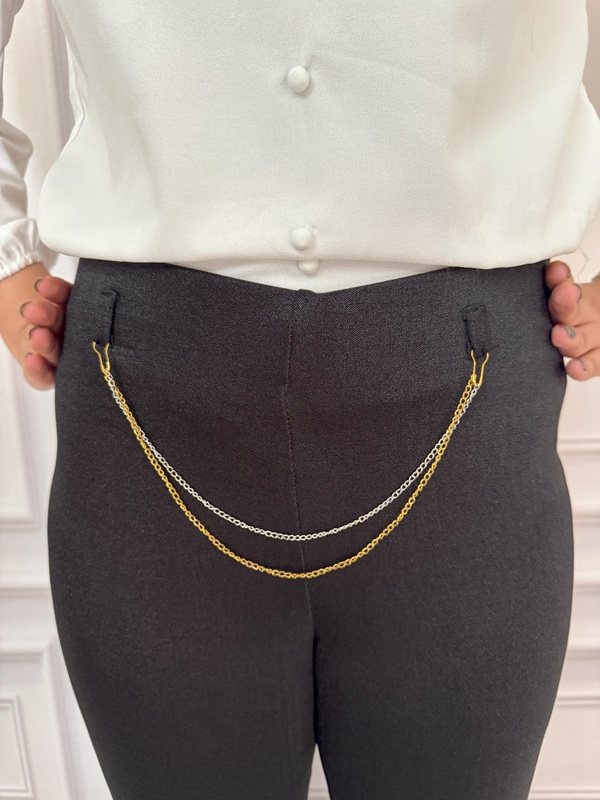 نمای جلوی کمر کشی ساده با زنجیر تزئینی شلوار کرپ شایندار مازراتی مشکی در تن مانکن