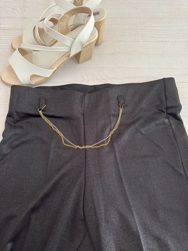 نمای جلوی کمر کشی ساده شلوار کرپ شایندار مازراتی مشکی روی زمین