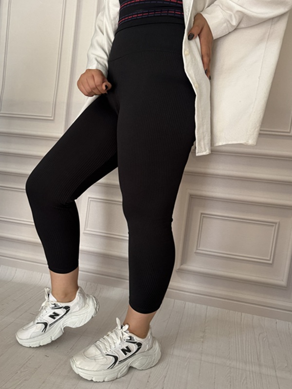 لگ زنانه کبریتی مشکی با کمر گنی در نمای نیم‌رخ