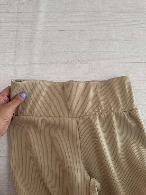 لگ زنانه کبریتی کرم با کمر گنی پهن در نمای نزدیک