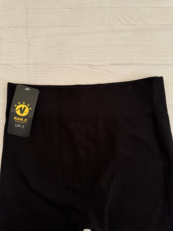 نمای نزدیک کمر گنی و پهن ساپورت تو پشمی مشکی، بافت کشی و ضخیم با لیبل برند