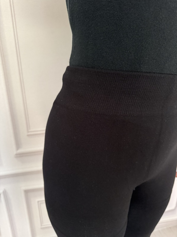 نمای نزدیک کمر پهن و گنی ساپورت تو پشمی مشکی، بافت نرم و گرم پارچه تمام کش زمستانی