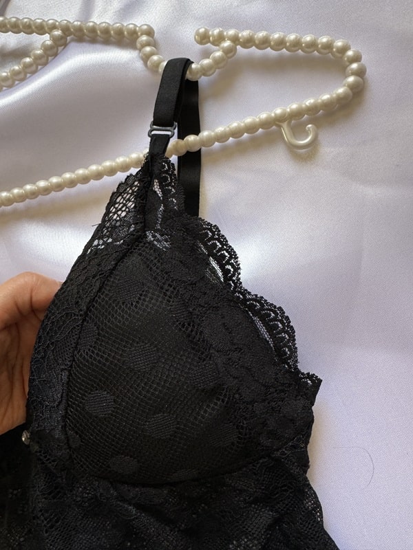 نمای جلوی سوتین خالدار لباس خواب ANAHEL مشکی با توری گلبرگی کنارهها