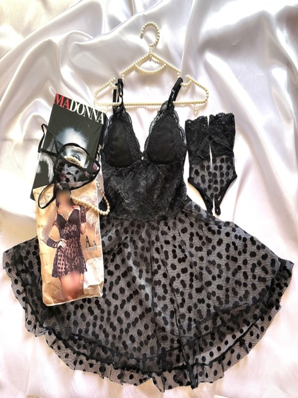 نمای کامل لباس خواب توری کاپدار سهتکه مشکی ANAHEL کنار جلد مانکن پوشیده