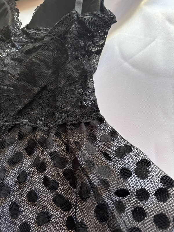 نمای پشت سوتین توری گلبرگی لباس خواب ANAHEL مشکی همراه با پارچه خالدار