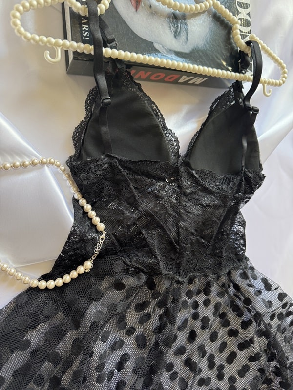 نمای پشت لباس خواب توری کاپدار سهتکه مشکی ANAHEL با بند قابل تنظیم و کمر توری