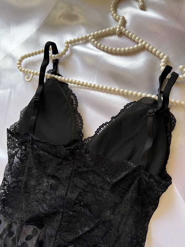 نمای کامل پشت لباس خواب توری کاپدار مشکی ANAHEL با سوتین و بندهای قابل تنظیم