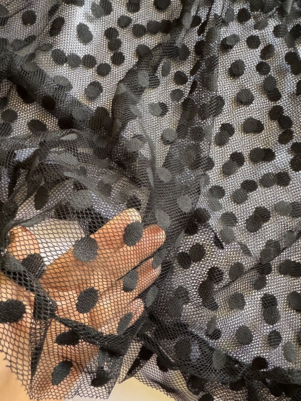 جزئیات قسمت پایین پارچه خالدار لباس خواب توری کاپدار مشکی ANAHEL