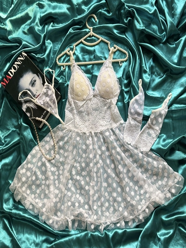 لباس خواب توری کاپدار سهتکه سفید ANAHEL با شورت لامبادا و دستکش توری