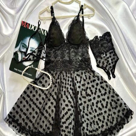 نمای کامل لباس خواب توری کاپ‌دار سه‌تکه مشکی ANAHEL با شورت لامبادا و دستکش توری