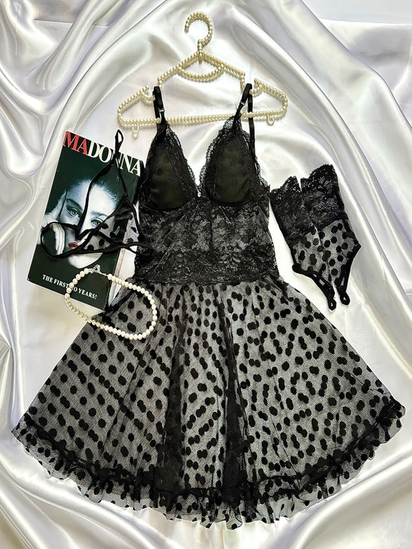 نمای کامل لباس خواب توری کاپ‌دار سه‌تکه مشکی ANAHEL با شورت لامبادا و دستکش توری