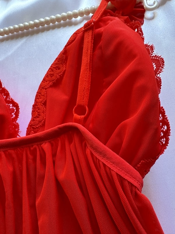 نمای نزدیک از بند ساده و قابل تنظیم پشت لباس خواب حریر دو تکه قرمز SITA