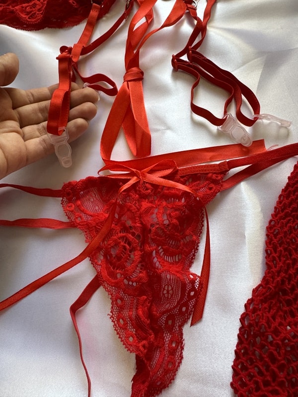 اتصال بند گارتر کمربند توری به جوراب زنبوری قرمز لباس خواب چهار تکه Krishna کد ۱۸۵۵