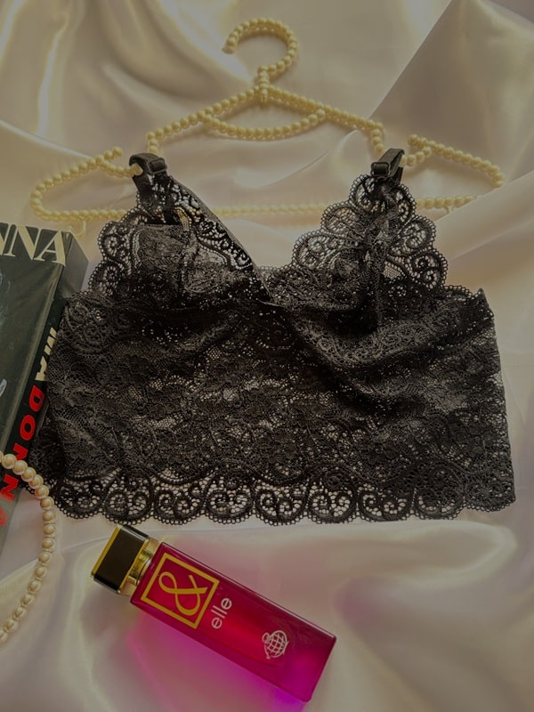 تاپ توری لباس خواب زنانه ویکتوریا سکرت طرح فلامینگو، نمای نیمتنه روی زمین