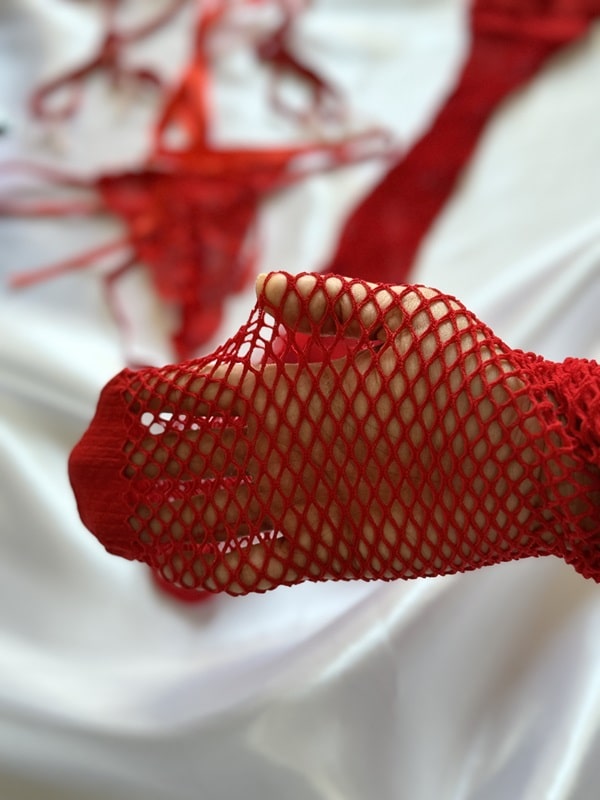 نمای نزدیک از فرم جوراب زنبوری قرمز لباس خواب چهار تکه Krishna کد ۱۸۵۵ در دست