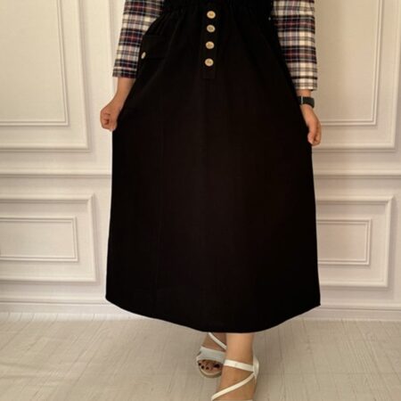 نمای جلوی دامن زنانه لینن مشکی با طراحی دکمه‌دار و کمر کشی در تن مانکن