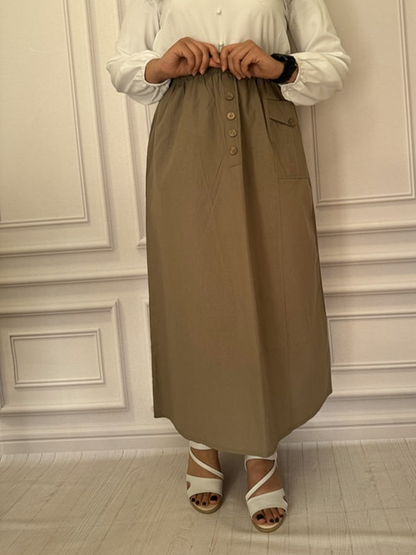 نمای جلوی دامن زنانه لینن رنگ کاراملی تیره در تن مانکن