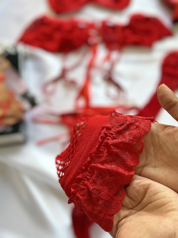 نمای بالای جوراب زنبوری توری قرمز لباس خواب چهار تکه Krishna کد ۱۸۵۵