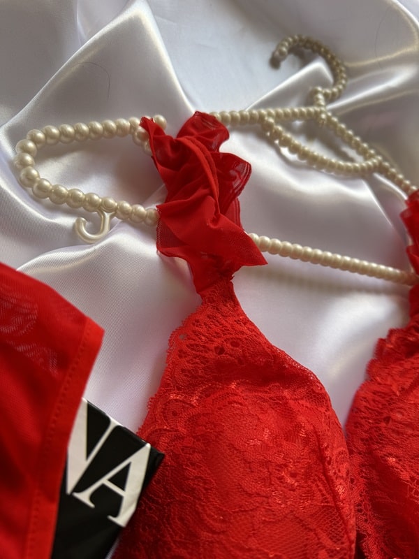 نمای بغل سوتین توری لباس خواب حریر دو تکه قرمز SITA با بندهای توری