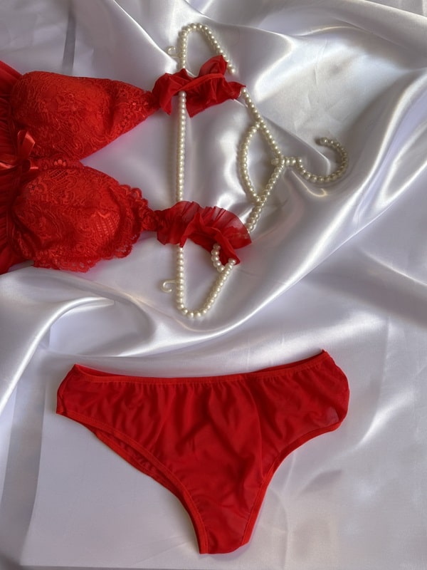 نمای جلوی سوتین توری و شورت توری ست لباس خواب حریر دو تکه قرمز SITA