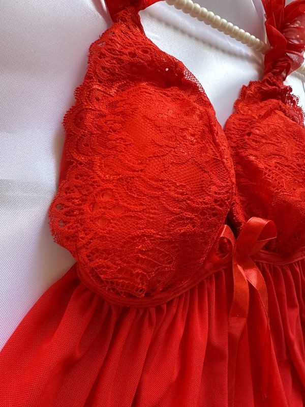 جزئیات طراحی گلبرگی روی سوتین توری لباس خواب حریر دو تکه قرمز SITA