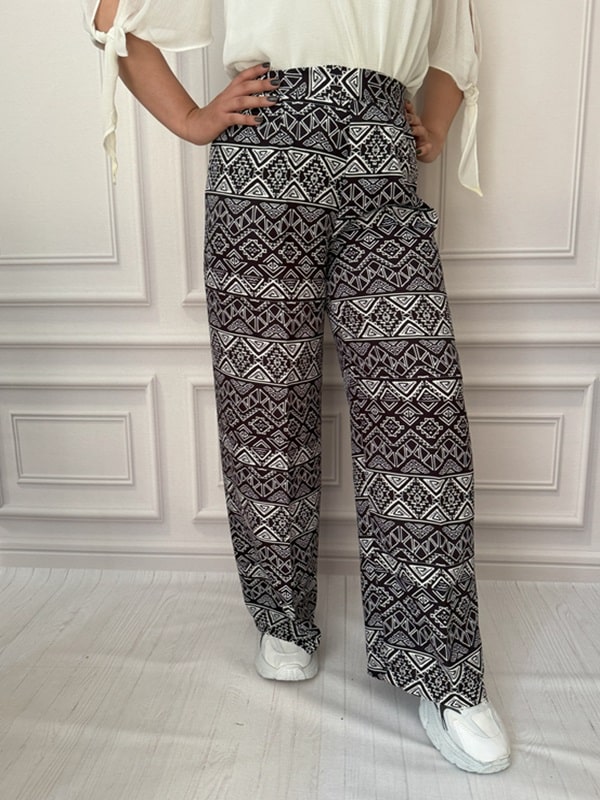 شلوار پارچهای بگ زنانه با طرح هندسی مشکی و سفید، نمای جلو در تن مانکن