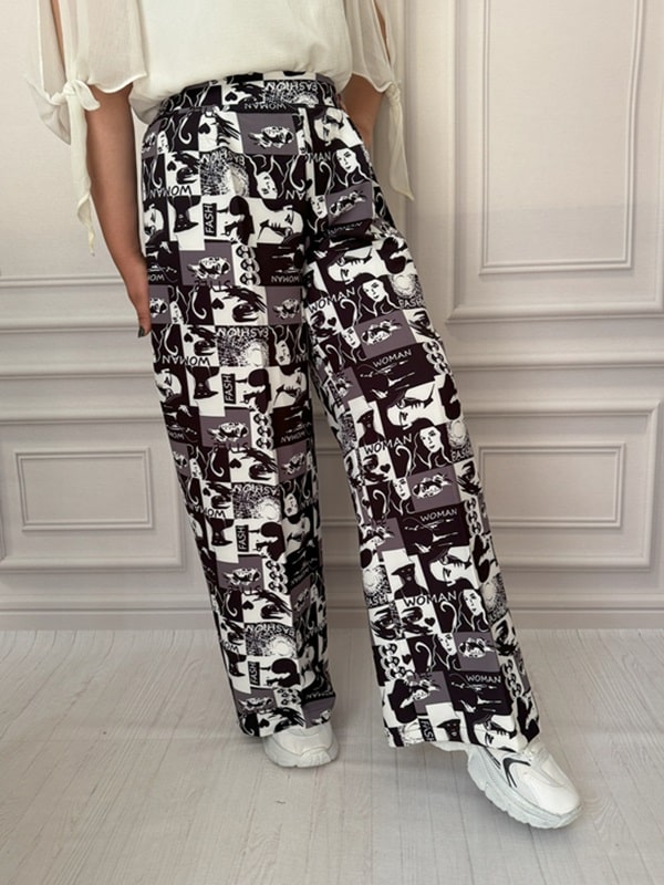 شلوار پارچهای بگ زنانه با طرح گرافیکی چهره زن، نمای بغل در تن مانکن