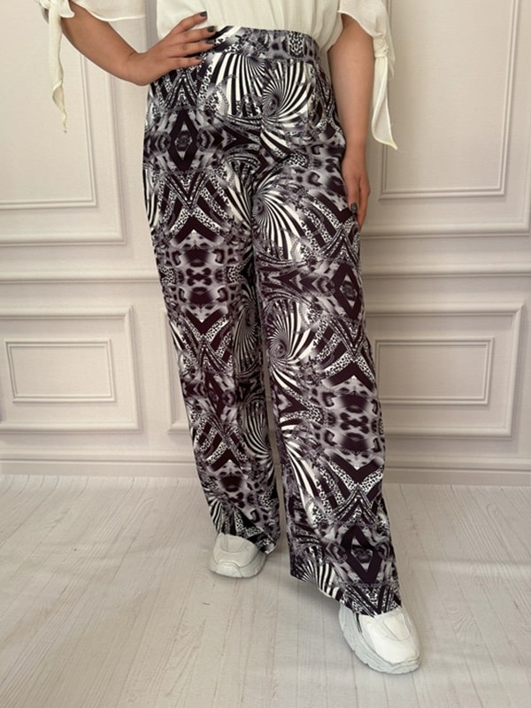 شلوار پارچهای بگ زنانه با طرح گرافیکی سیاه و سفید، نمای جلو در تن مانکن