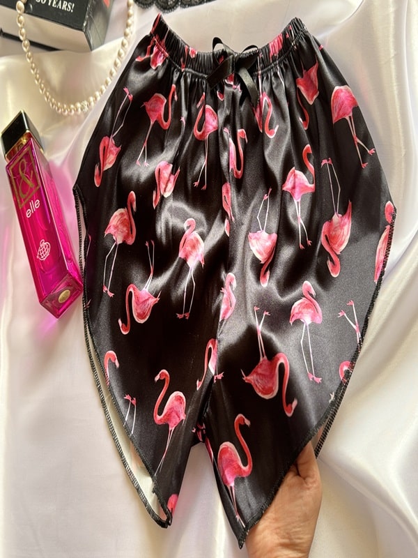شلوارک ساتن لباس خواب زنانه ویکتوریا سکرت طرح فلامینگو، نمای جنس ساتن براق روی زمین