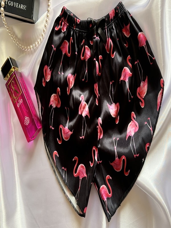 شلوارک ساتن لباس خواب زنانه ویکتوریا سکرت طرح فلامینگو، نمای کامل روی زمین