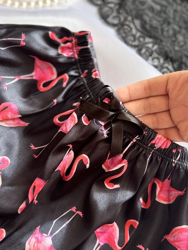 شلوارک ساتن لباس خواب زنانه ویکتوریا سکرت طرح فلامینگو، نمای کمر کشی روی زمین