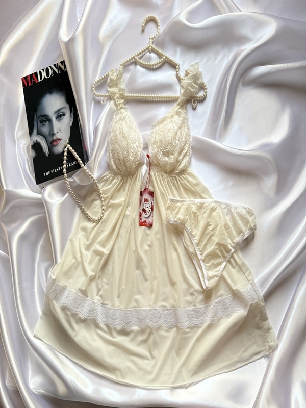 ست کامل لباس خواب حریر دو تکه سفید SITA شامل دامن حریر و شورت توری