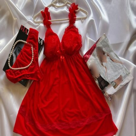 ست کامل لباس خواب حریر دو تکه قرمز SITA همراه با تصویر جلد مانکن پوشیده