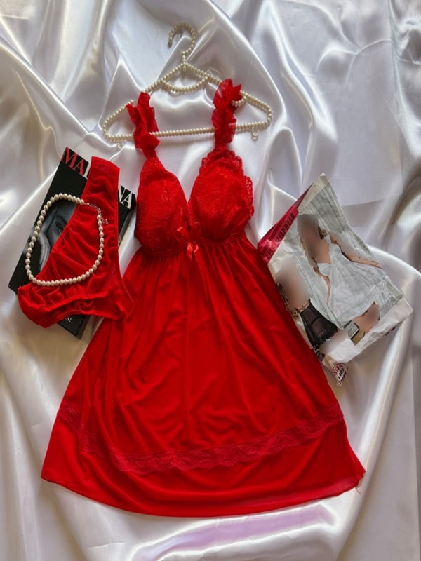 ست کامل لباس خواب حریر دو تکه قرمز SITA همراه با تصویر جلد مانکن پوشیده