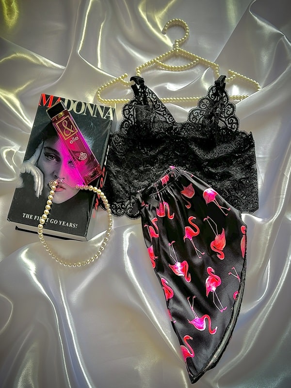 لباس خواب زنانه ویکتوریا سکرت طرح فلامینگو، تاپ توری و شلوارک ساتن تاشده روی زمین