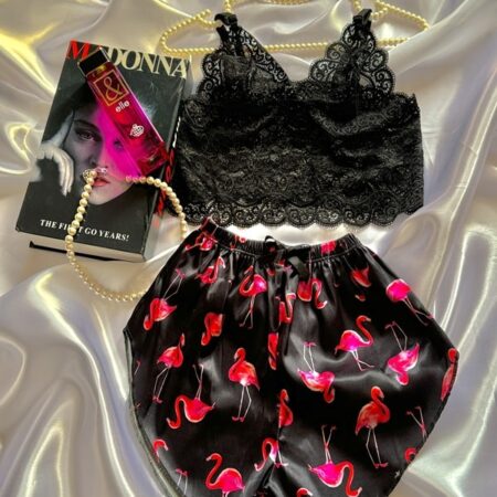 لباس خواب زنانه ویکتوریا سکرت طرح فلامینگو شامل تاپ توری و شلوارک ساتن، نمای جلو روی زمین