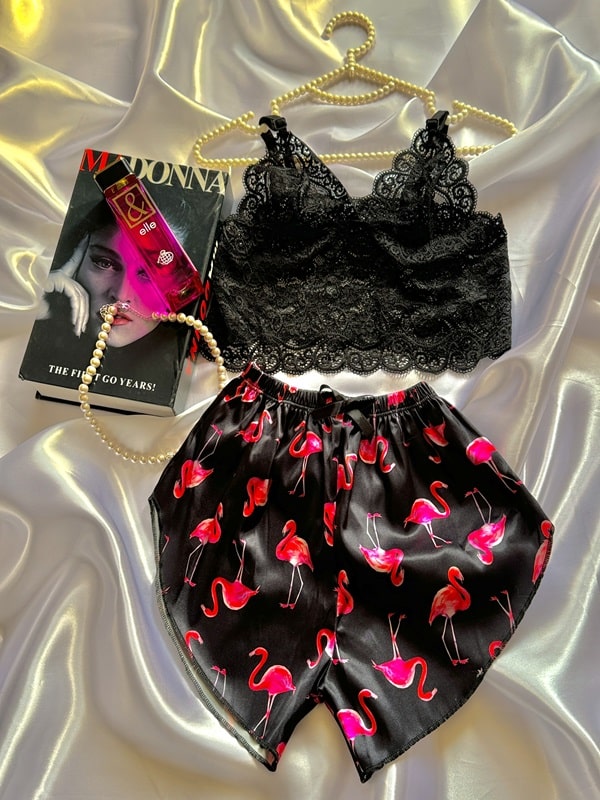 لباس خواب زنانه ویکتوریا سکرت طرح فلامینگو شامل تاپ توری و شلوارک ساتن، نمای جلو روی زمین