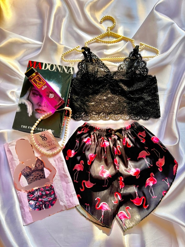 لباس خواب زنانه ویکتوریا سکرت طرح فلامینگو شامل تاپ توری و شلوارک ساتن همراه با تصویر جلد مانکن